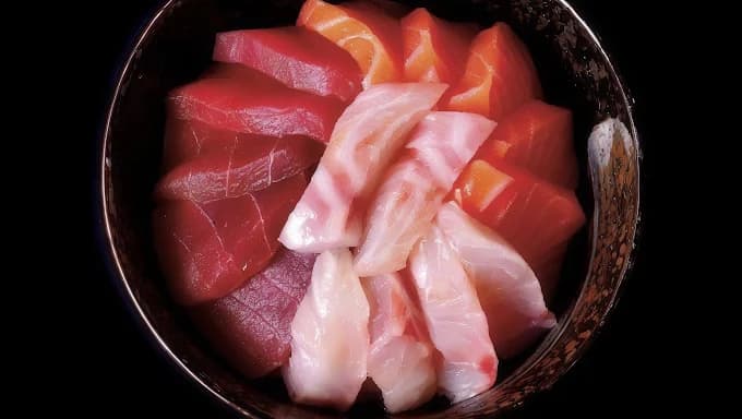 Chirashi misto pesce crudo